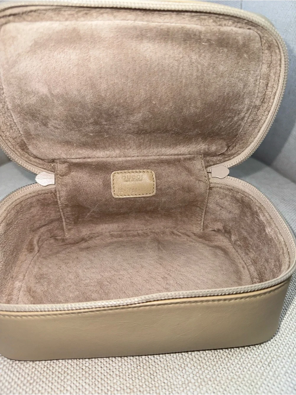 Beige Gucci Vanity Handbag/Cosmetic Case with Top Handle